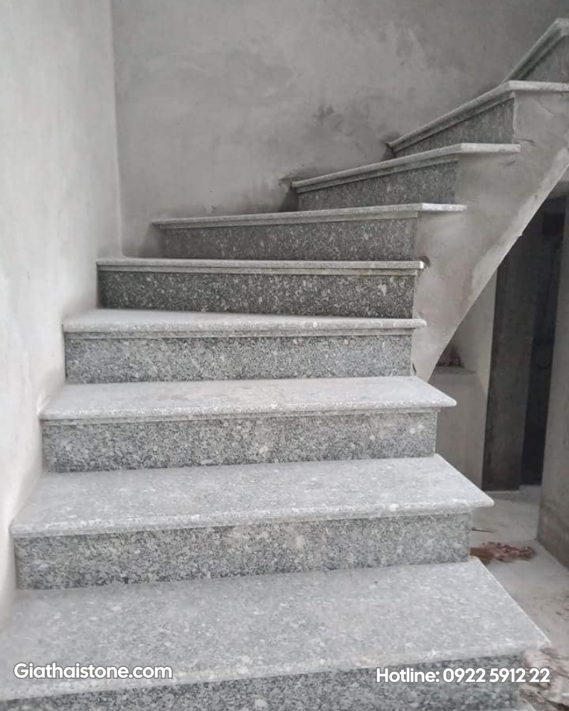 đá cầu thang trắng suối lau