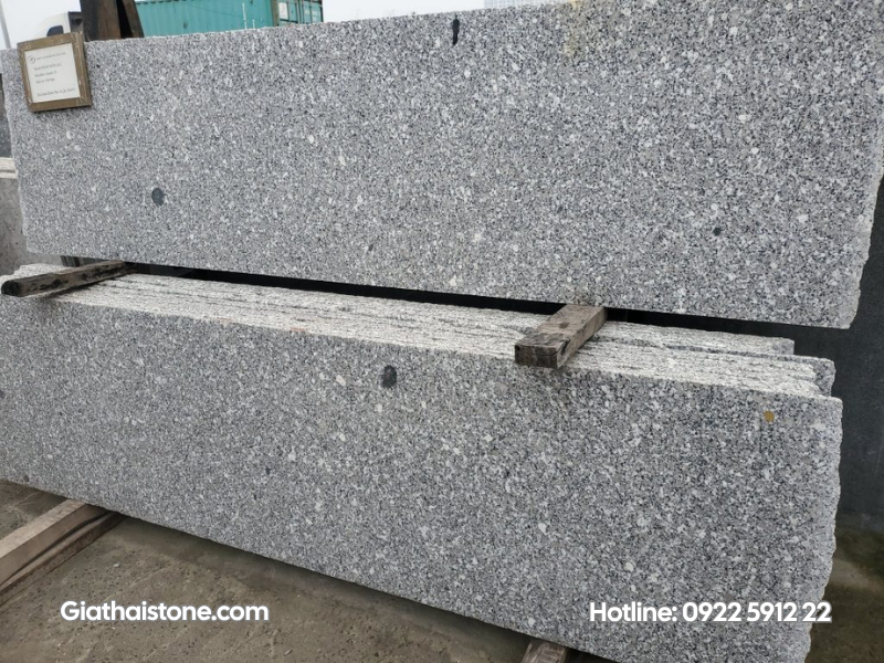 đá cầu thang trắng suối lau