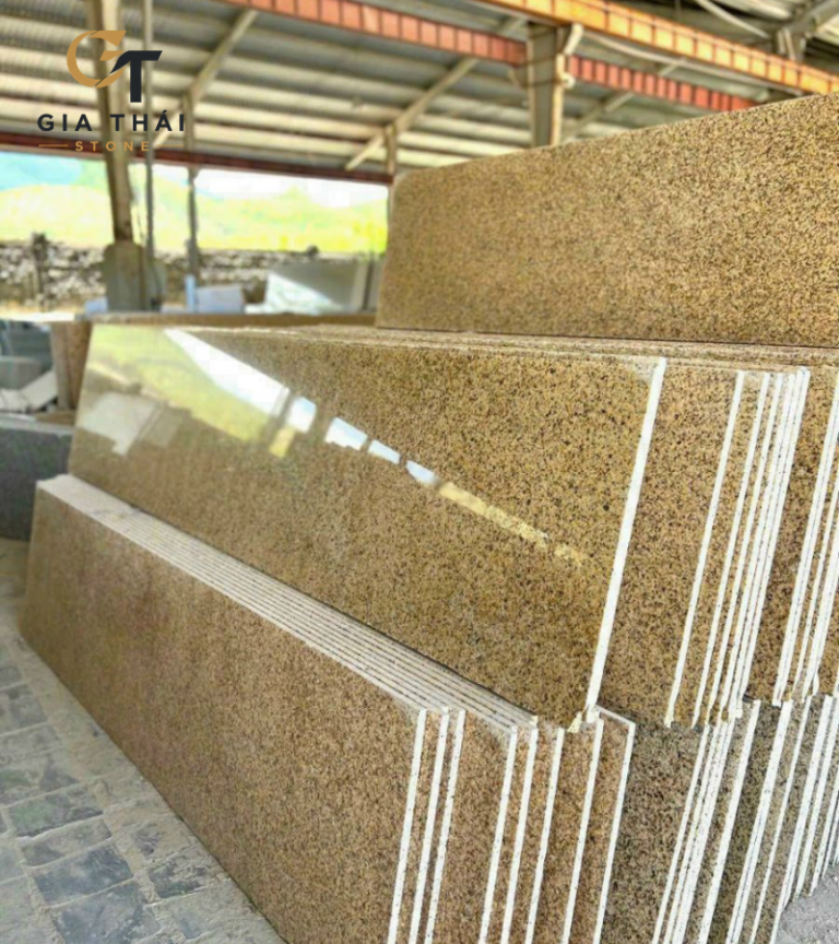 Đá bàn bếp vàng Bình Định đẹp, bền, báo giá thi công