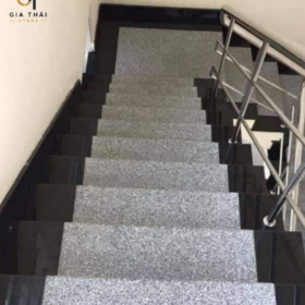 Đá cầu thang tím hoa cà có bền không? Kinh nghiệm chọn và thi công đẹp