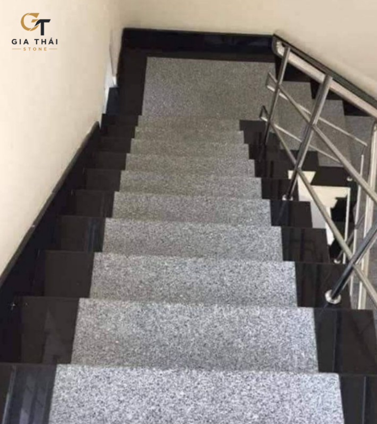 Đá cầu thang tím hoa cà có bền không? Kinh nghiệm chọn và thi công đẹp