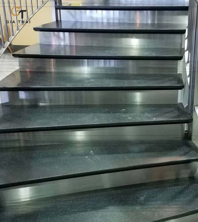 Giá đá ốp cầu thang 1 bậc bao nhiêu? Cách tính chi phí dễ hiểu